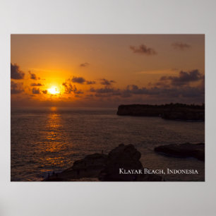 Póster Cielo del atardecer con rayos de sol Océano Rocas 