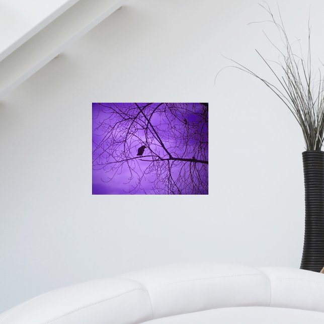 Póster Cielo Púrpura Cuervo Negro (Single black crow silhouette in black tree branches against purple hazy sky on wall art poster.)