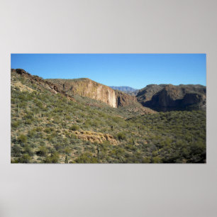 Póster Cielos azules, montañas y agua claros