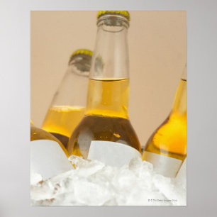 Póster Cierre de botellas de cerveza en hielo