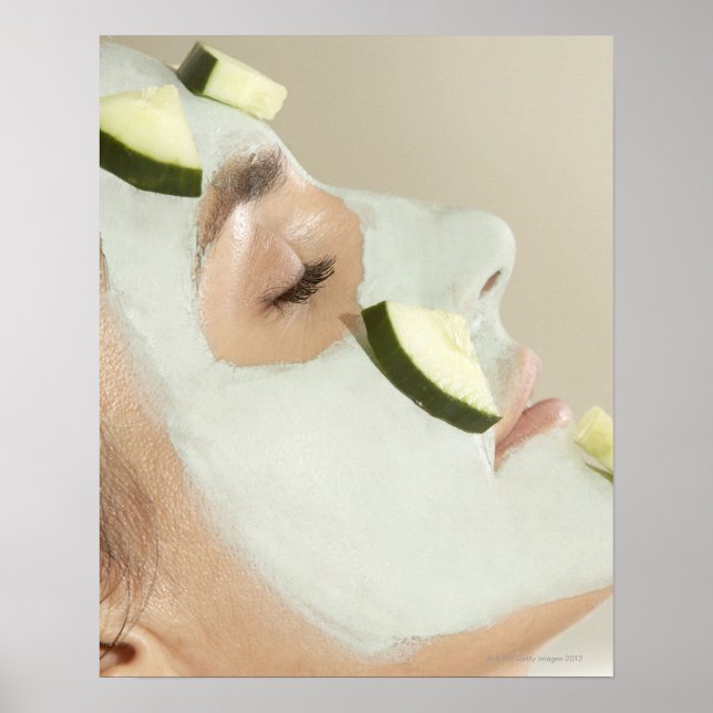 Póster Cierre de una joven con máscara facial (Frente)