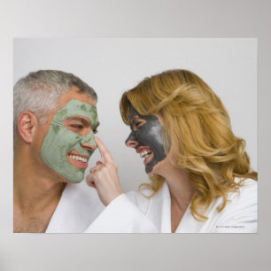 Póster Cierre de una pareja madura con máscaras faciales