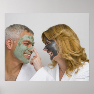 Póster Cierre de una pareja madura con máscaras faciales