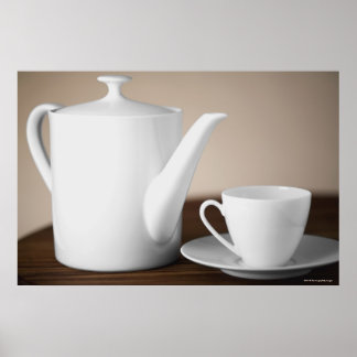 Póster Cierre de una taza y un platillo con hervidor de t