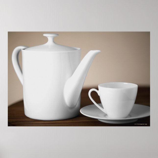 Póster Cierre de una taza y un platillo con hervidor de t (Frente)