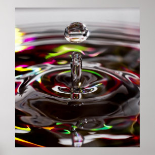 Póster Ciérrese encima de la gota de lluvia del agua en