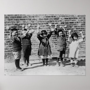 Póster Cinco niños asiáticos que soportan Barbells