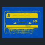 Póster Cinta de cassette azul y amarillo retro<br><div class="desc">En los años ochenta todos llevaban audífonos y escuchaban su música en un reproductor de cassette portátil. Inserte su cinta y haya tenido música en cualquier lugar en cualquier momento, hasta que la "Cara A" llegue a su fin y la cinta tenga que girarse a la "Cara B". ¡La gente...</div>