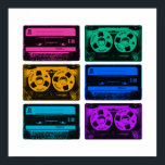Póster Cintas de cassette retro coloridas<br><div class="desc">En los años ochenta todos llevaban audífonos y escuchaban su música en un reproductor de cassette portátil. Inserta tu cassette y tenías música en cualquier lugar en cualquier momento, hasta que el lado A terminó y la cinta tuvo que ser entregada al lado B. ¡La gente podía incluso hacer tus...</div>