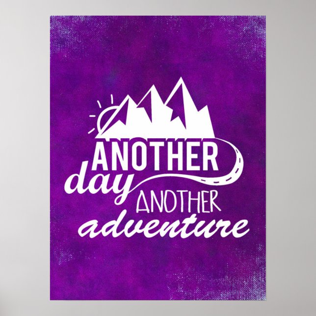 Póster Cita de aventuras - Montañas sobre fondo morado (Frente)