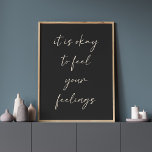 Póster Cita de positividad ascendente inspiradora en negr<br><div class="desc">Está bien sentir tus sentimientos - Inspiradora cita ascendente de positividad en Poster negro</div>