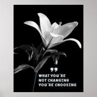 Cita motivadora con flor lirio blanco