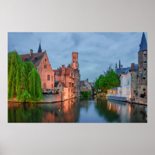 Póster Ciudad antigua y torre Belfry de noche en Brujas