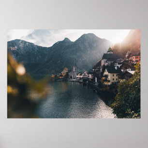 PÓSTER CIUDAD JUNTO AL CUERPO DE AGUA Y MONTAÑAS