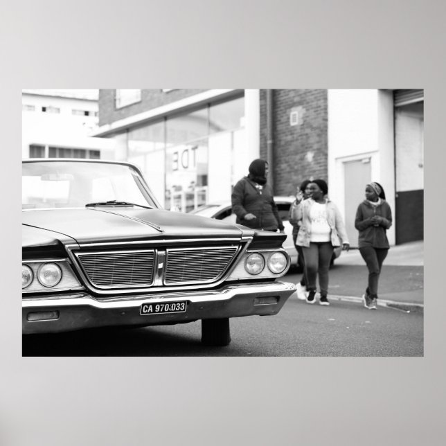 Póster Ciudad Personas Coche Antiguo Monocromo Blanco Y N (Frente)