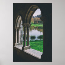 claustro gótico medieval del siglo XIII junto a un