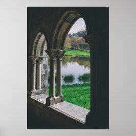 Póster claustro gótico medieval del siglo XIII junto a un