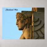 Póster Cleveland OH Bridge Art Deco Poster<br><div class="desc">Este poster tiene un excelente ejemplo de las estatuas de arte público (Art Deco) que se encuentran en los extremos del puente Lorain-Carnegie. Este es uno de los Guardianes del Transporte que da al West Side Market en Cleveland, Ohio. Esta vista icónica puede ser una excelente memoria y una decoración...</div>