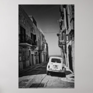 Póster Coche antiguo en una calle en Italia con mar