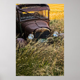 Póster Coche viejo abandonado en hierba alta