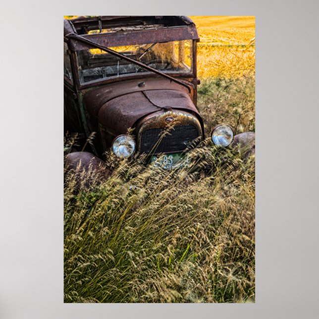 Póster Coche viejo abandonado en hierba alta (Frente)