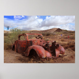 Póster Coche viejo que aherrumbra en paisaje del desierto