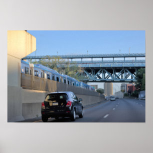 Póster Coche y tren a lo largo de la autopista