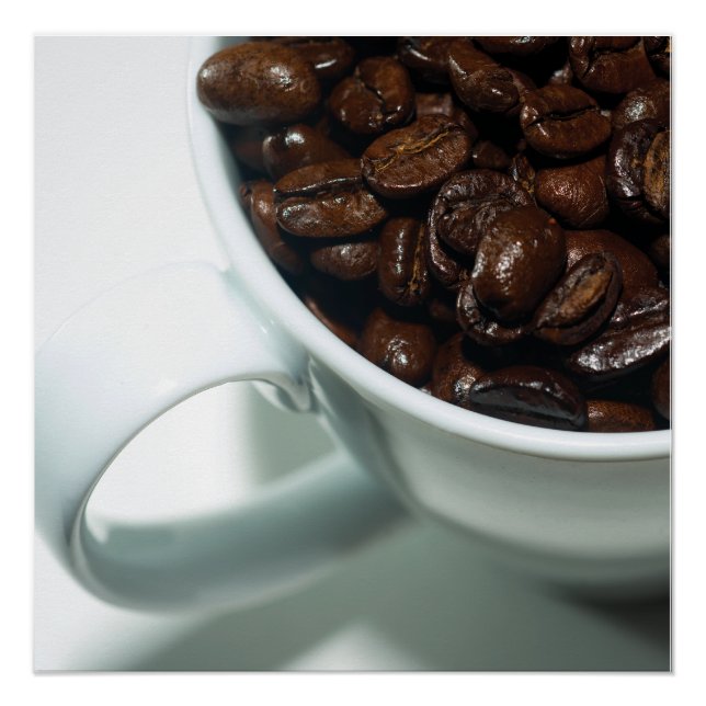 Póster Coffee Beans in White Cup Close-Up (Anverso)
