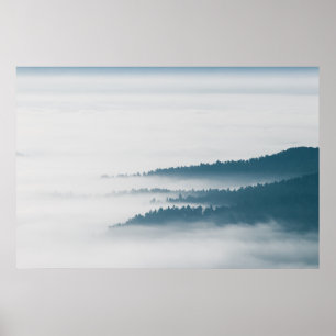 Póster Colinas que brotan en niebla