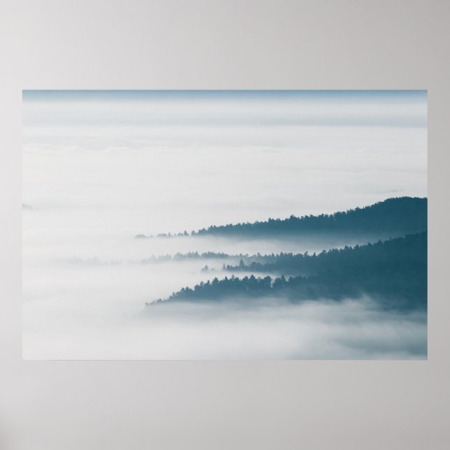 Póster Colinas que brotan en niebla (Frente)