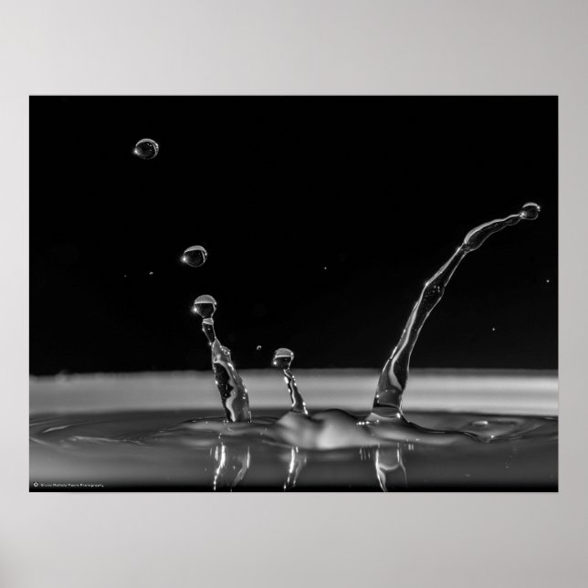 Póster Colisión de caída de agua en blanco y negro (Frente)