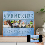 Póster Collage de fotos - Los nietos hacen de la vida un<br><div class="desc">Crea tu propio collage de fotos para tus abuelos. Este poster de estilo moderno en azul se verá encantador y a todos los abuelos les encanta tener fotos de sus nietos. La frase dice "los nietos hacen la vida grandiosa" y enmarca tu foto. La plantilla está preparada para que agregue...</div>