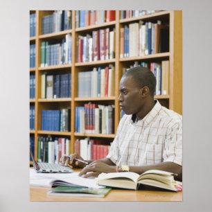 Póster College student working in library