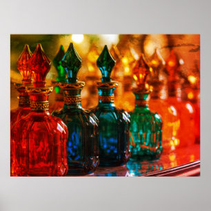 Póster Colores llamativos en botellas de perfume antiguas