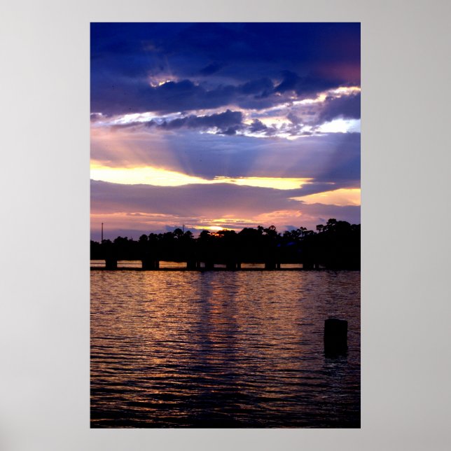 Póster Colorida puesta de sol sobre el Poster del lago Po (Frente)