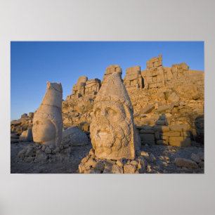 Póster Colosales estatuas de cabeza de dioses que custodi