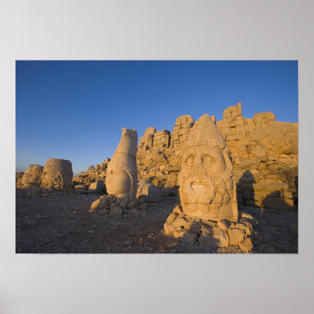 Póster Colosales estatuas de la cabeza de los dioses que  (Frente)