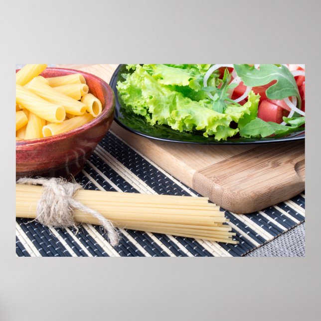 Póster Composición diagonal en una mesa con una ensalada  (Frente)