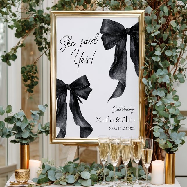 Póster Compromiso Moderno Dijo Sí Coquette Black Bow (Modern Engagement She Said Yes Coquette Black Bow Poster)