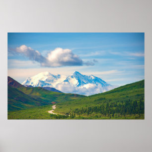 Póster Con sus enormes montañas y rodeadas de maravillas