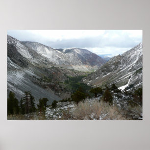 Póster Conduciendo a través de las montañas nevadas de Si