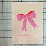 Póster Coqueta rosa y roja dobla nombre personalizado<br><div class="desc">Añade un toque de encanto a tu espacio con este Poster de nombres personalizados de color rosa y rojo girado. Con un diseño de arco lúdico en tonos rojos suaves y vibrantes, este poster aporta un ambiente dulce y femenino a cualquier habitación. Perfecto para añadir un toque personalizado a las...</div>
