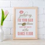 Póster Coral Pucker up y arregle el baño de sus damas de<br><div class="desc">"Bombeo arriba,  arregla el pelo y vuelve al piso de baile" seña de poster boda de estilo vintage para mostrarlo en el baño de las mujeres. Impresión de lápiz labial y acentos de cepillo de pelo. El color rosa coral y el oro antiguo se combinan con el fondo blanco.</div>