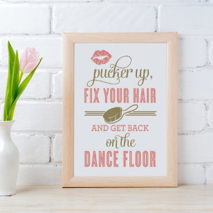 Póster Coral Pucker up y arregle el baño de sus damas de