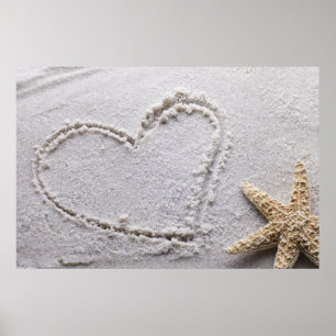 Póster Corazón dibujado en arena en la playa con plantill