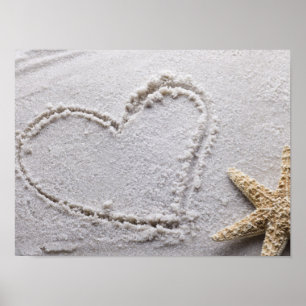 Póster Corazón dibujado en arena en la playa con plantill