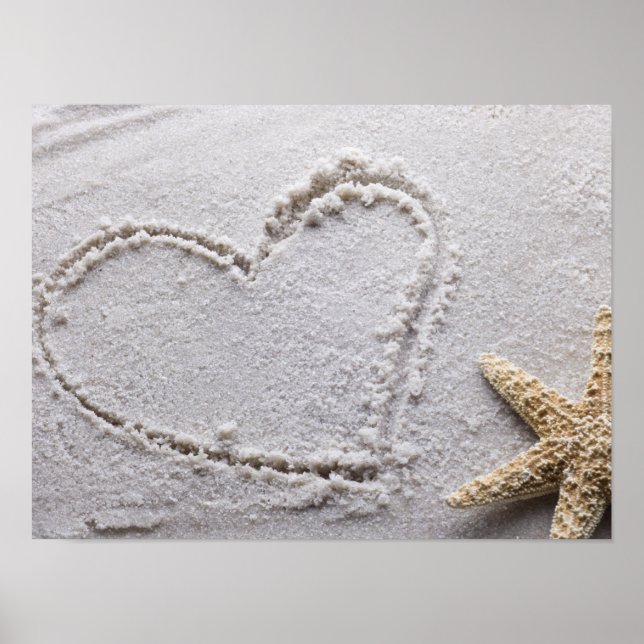 Póster Corazón dibujado en arena en la playa con plantill (Frente)