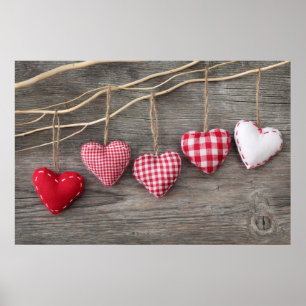Póster Corazones rojos en mesa de madera