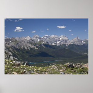 Póster Cordillera y lago encima de una montaña