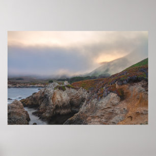 Póster Costa rocosa brumosa de California al amanecer